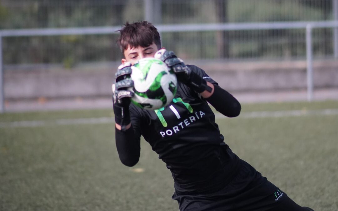 What technical gestures work according to the maturing moment of the goalkeeper?